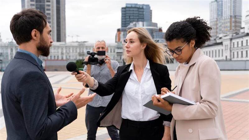 what does a journalist do in the uk
