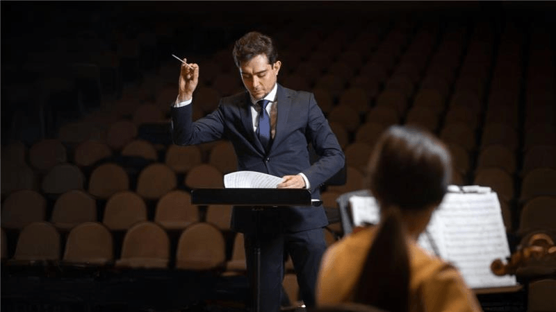 what does a moderator do at a conference